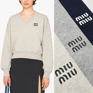 미우미우 영문로고 브이넥 맨투맨 (여성용)